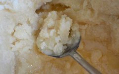 蜂蜜凝固成白色像猪油是真的